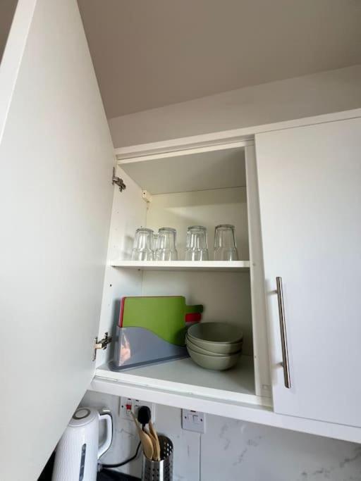 2 Bedroom Apartment Near Station London Bagian luar foto
