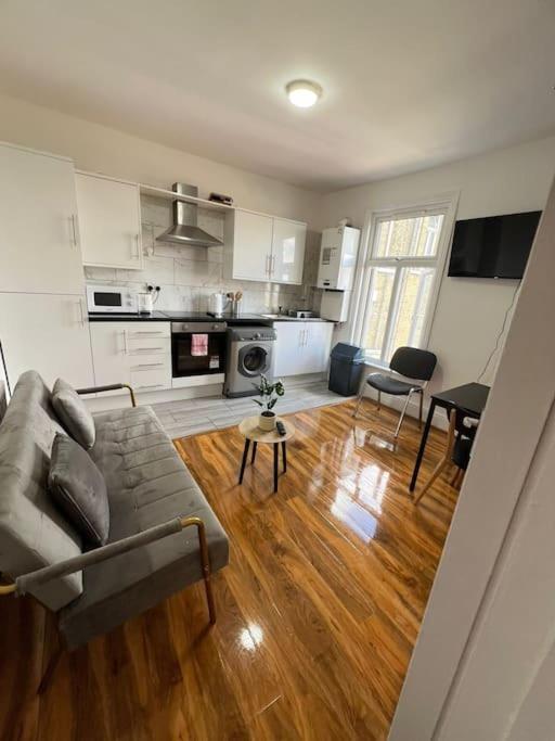 2 Bedroom Apartment Near Station London Bagian luar foto