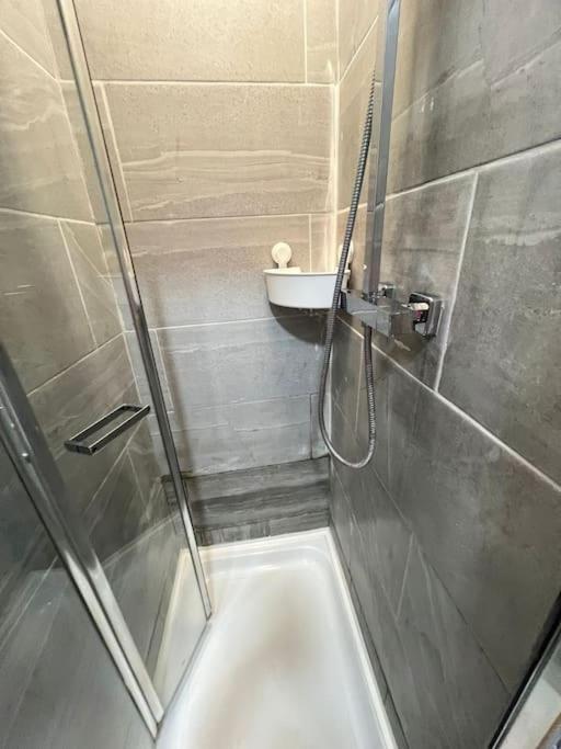 2 Bedroom Apartment Near Station London Bagian luar foto