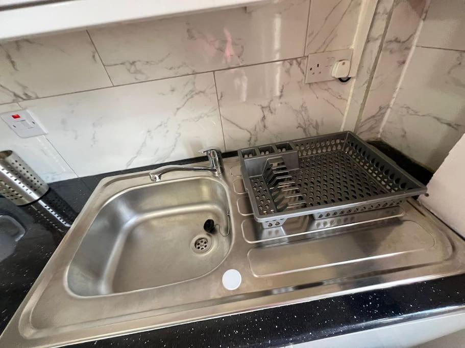 2 Bedroom Apartment Near Station London Bagian luar foto