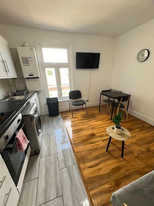 2 Bedroom Apartment Near Station London Bagian luar foto