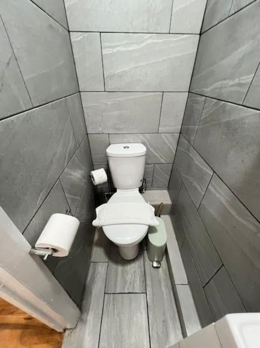 2 Bedroom Apartment Near Station London Bagian luar foto