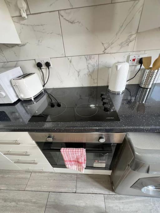 2 Bedroom Apartment Near Station London Bagian luar foto