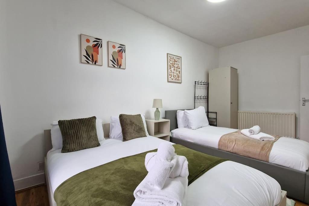 2 Bedroom Apartment Near Station London Bagian luar foto