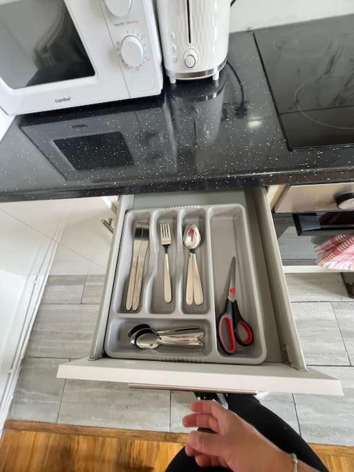 2 Bedroom Apartment Near Station London Bagian luar foto