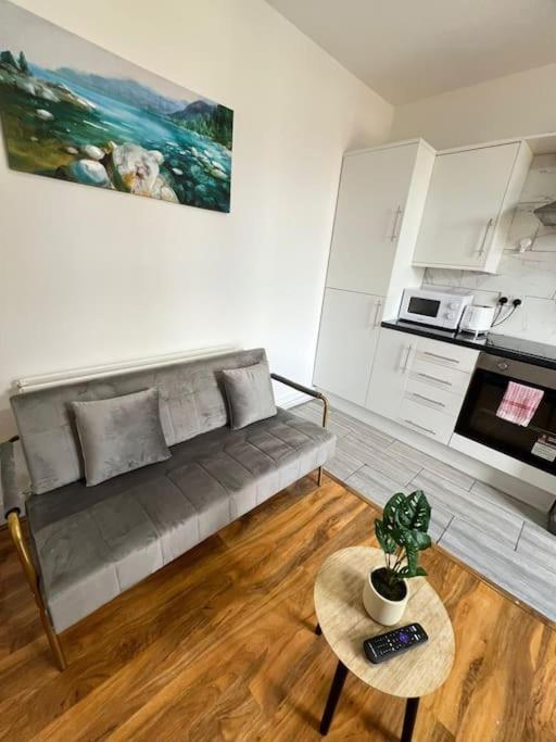 2 Bedroom Apartment Near Station London Bagian luar foto