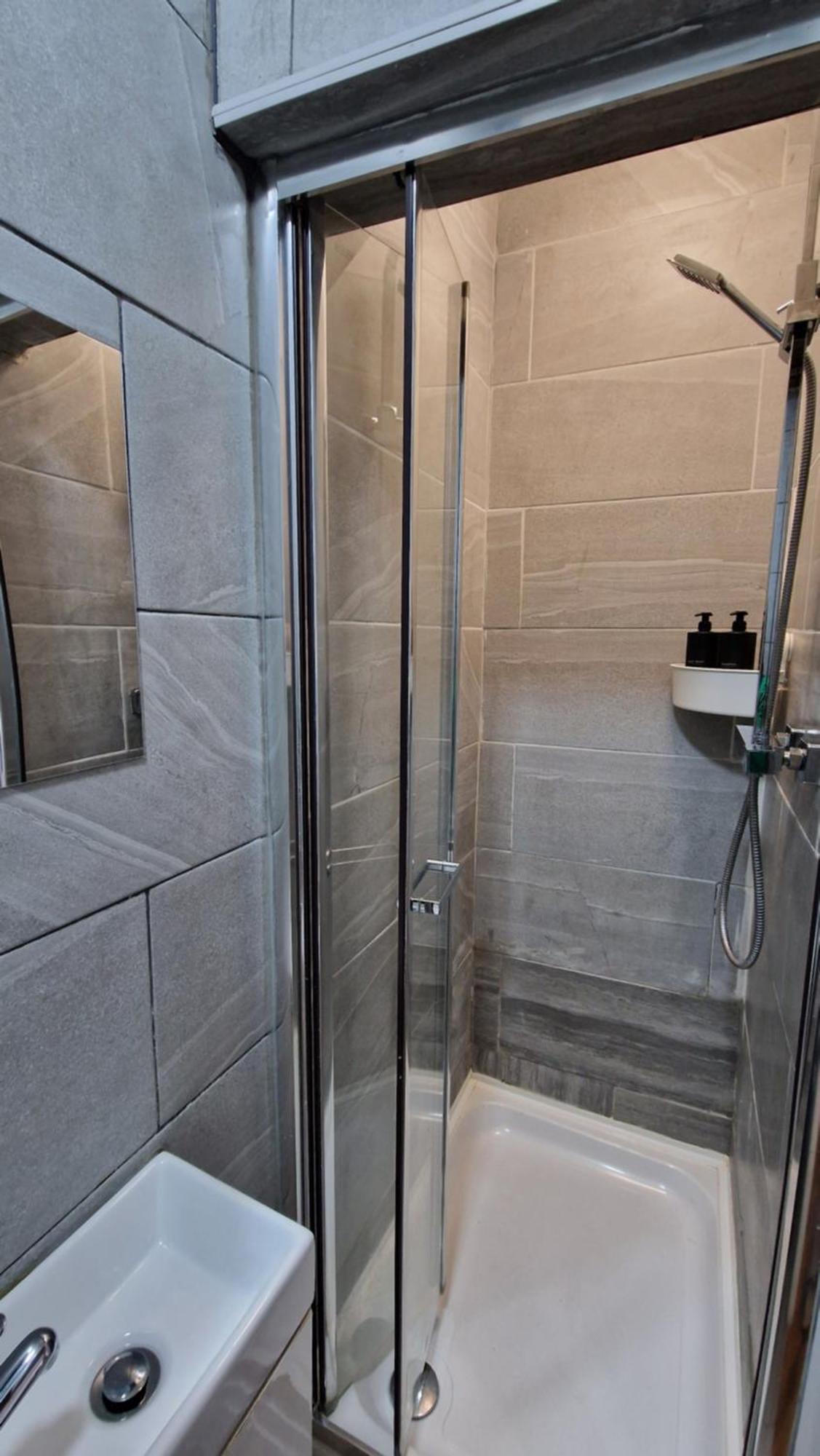 2 Bedroom Apartment Near Station London Bagian luar foto
